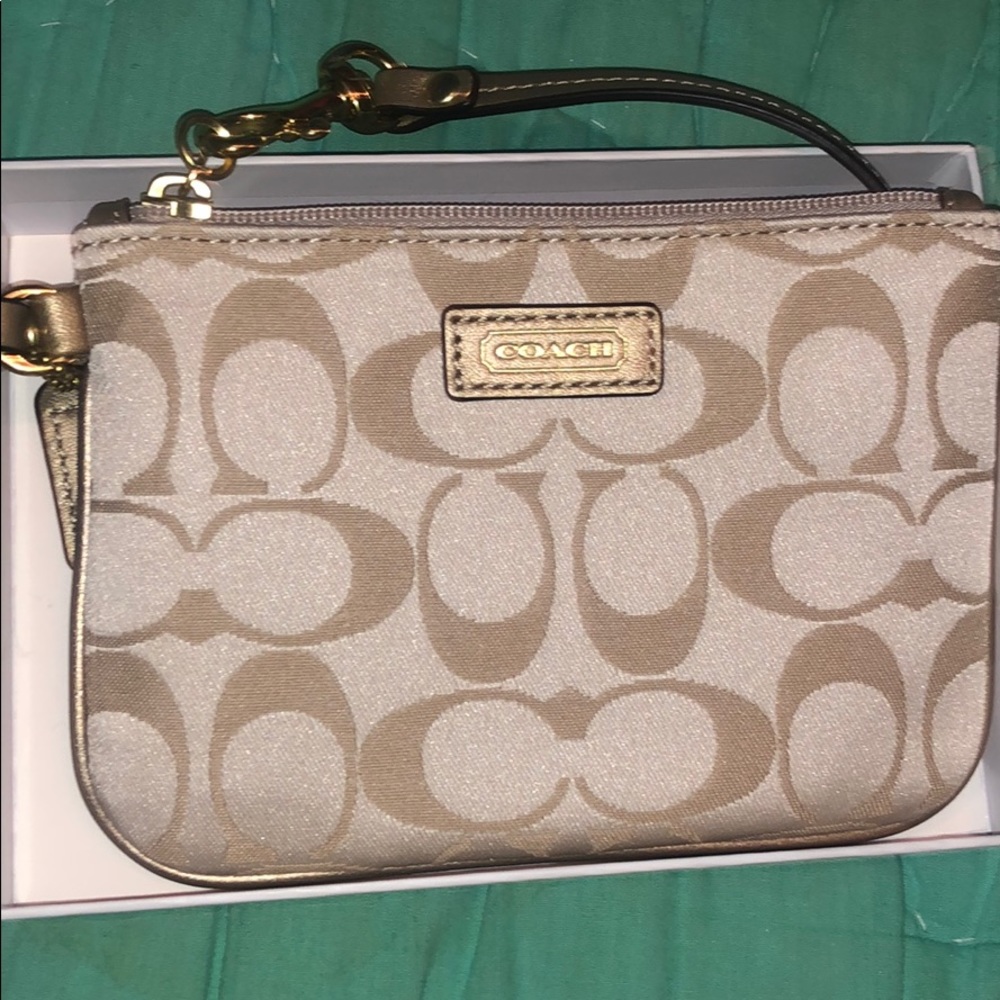 New never used Coach signature tan zip wristlet - Picture 6 of 7